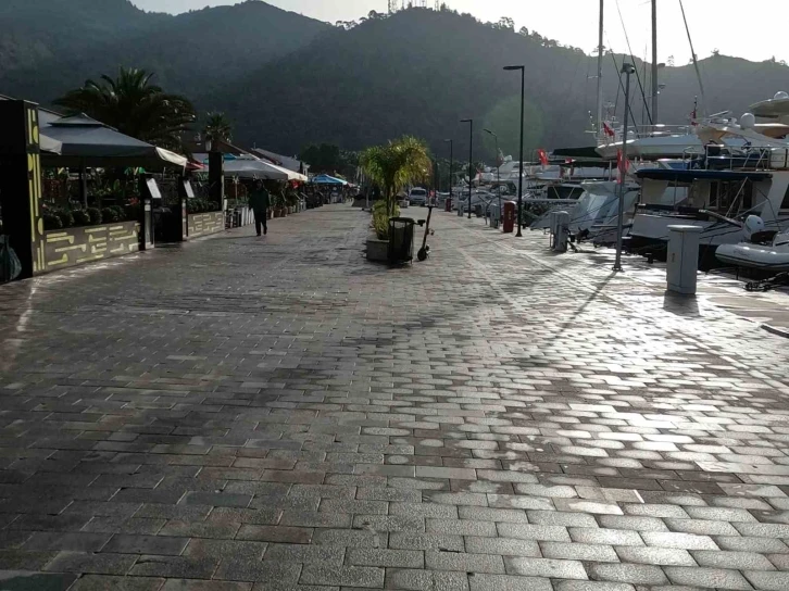 Marmaris Yat Limanı’na temizlik çalışması yapıldı
