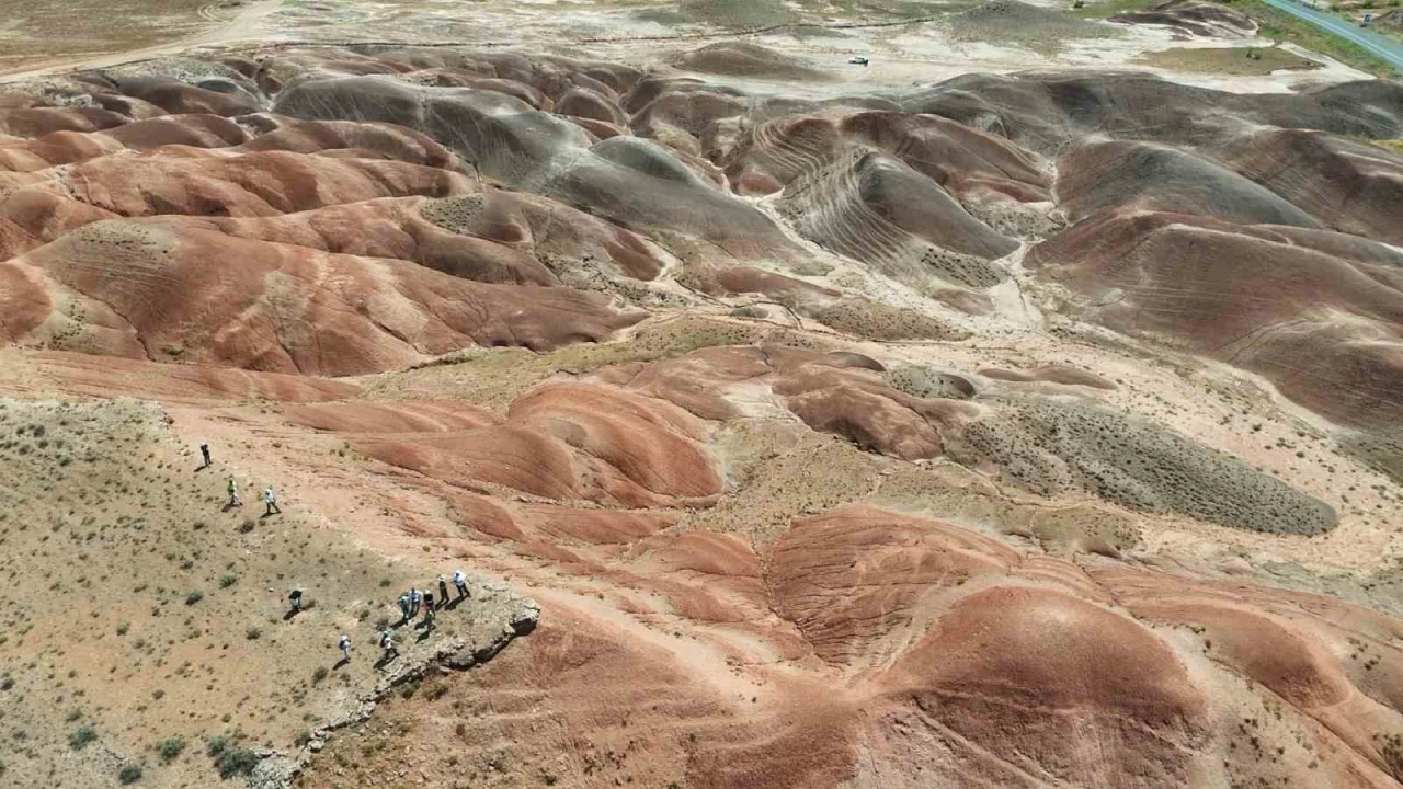 Mars’ı andıran ’Gökkuşağı Tepeleri’ ziyaretçi akınına uğruyor

