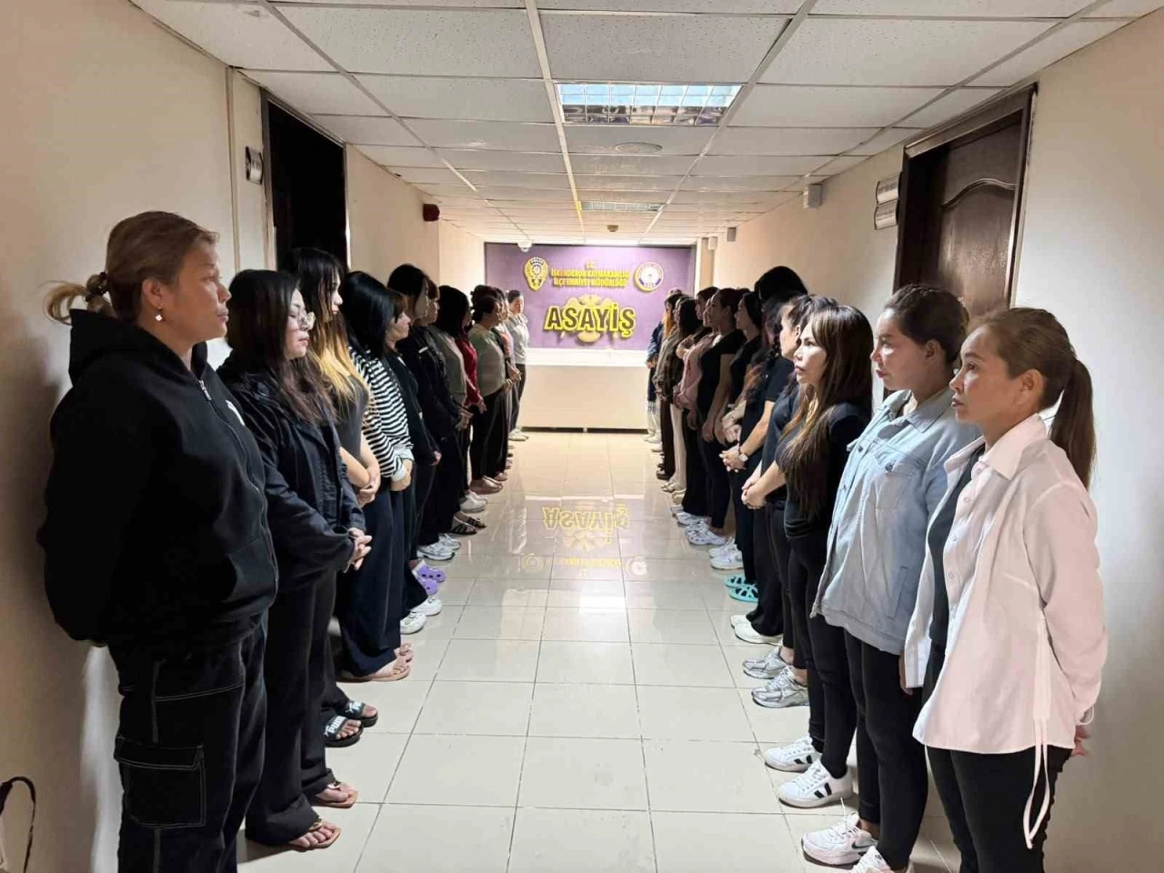Masaj ve SPA salonlarında ka&ccedil;ak &ccedil;alıştırılan 31 Taylandlı kadın yakalandı
