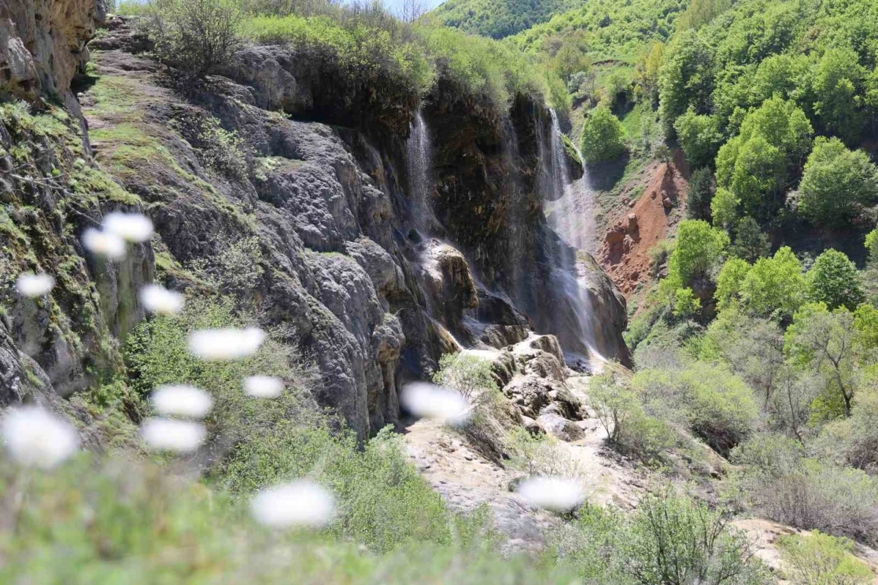 Masalsı görüntülere sahne olan şelale, ziyaretçilerini bekliyor
