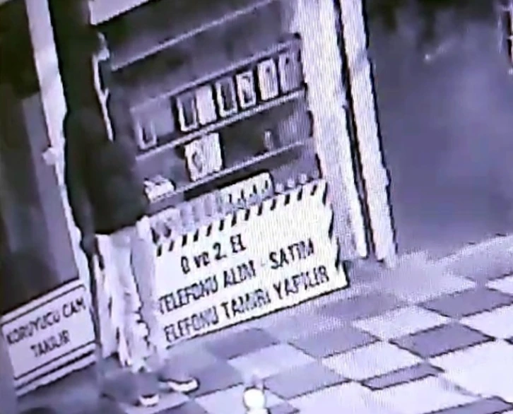 Maskeli ve eldivenli hırsız polisten ka&ccedil;amadı
