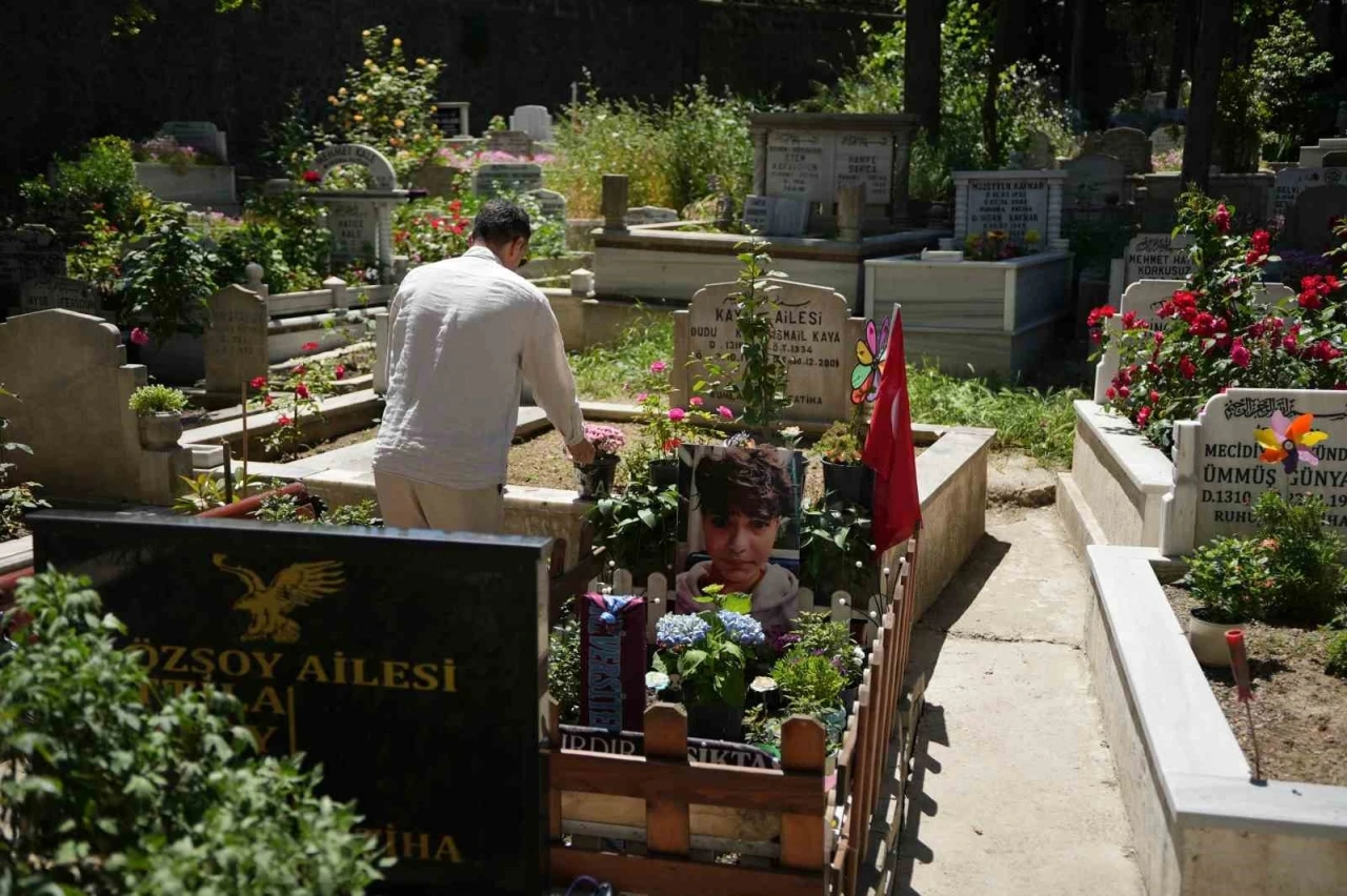 Mattia Ahmet Minguzzi&rsquo;nin ailesi, bayramın ilk g&uuml;n&uuml; &ccedil;ocuklarının mezarını ziyaret etti
