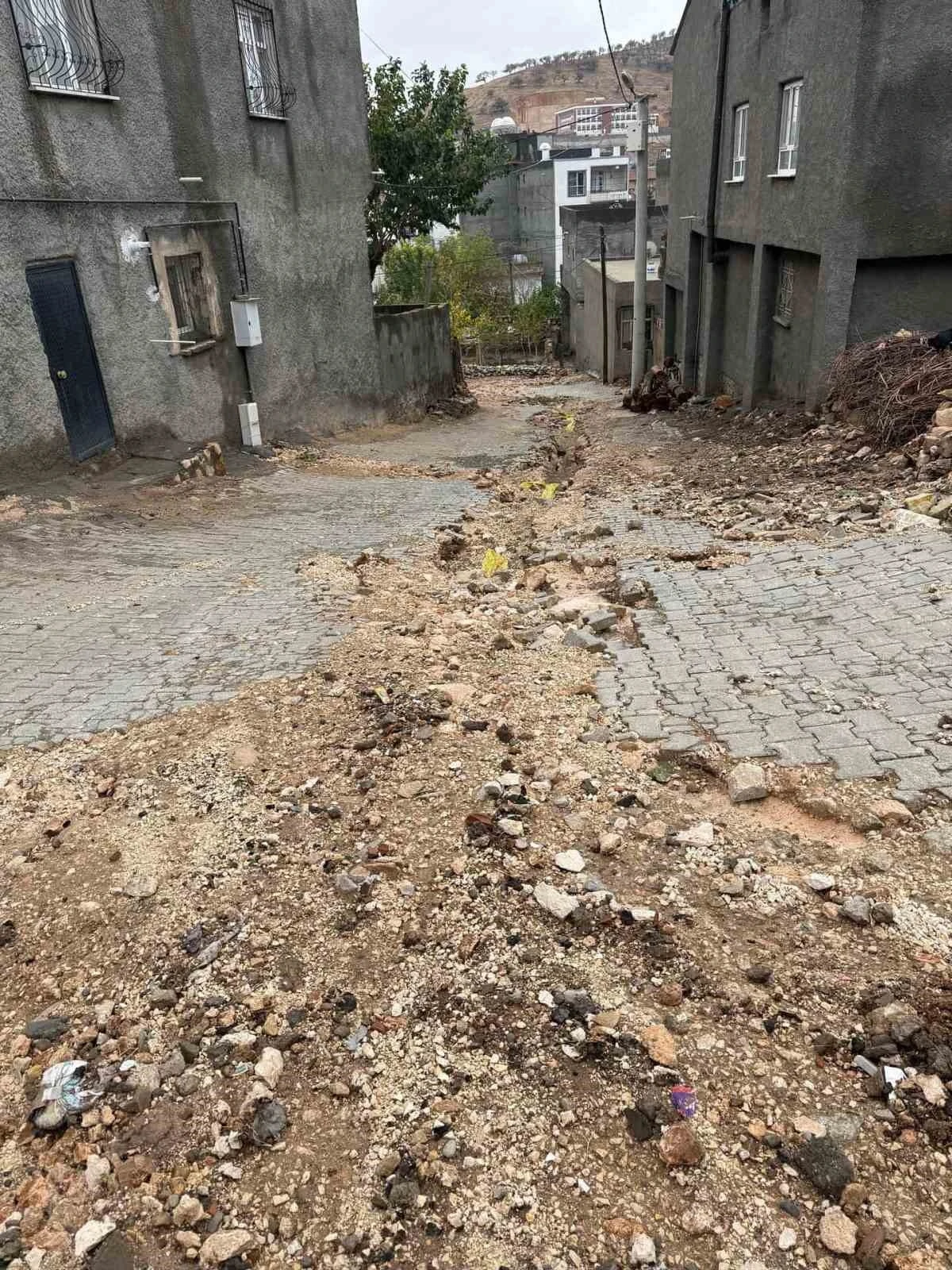 Mazıdağı’nda şiddetli yağışların neden olduğu çukurlarda ortaya çıkan doğal gaz boruları tehlike saçıyor
