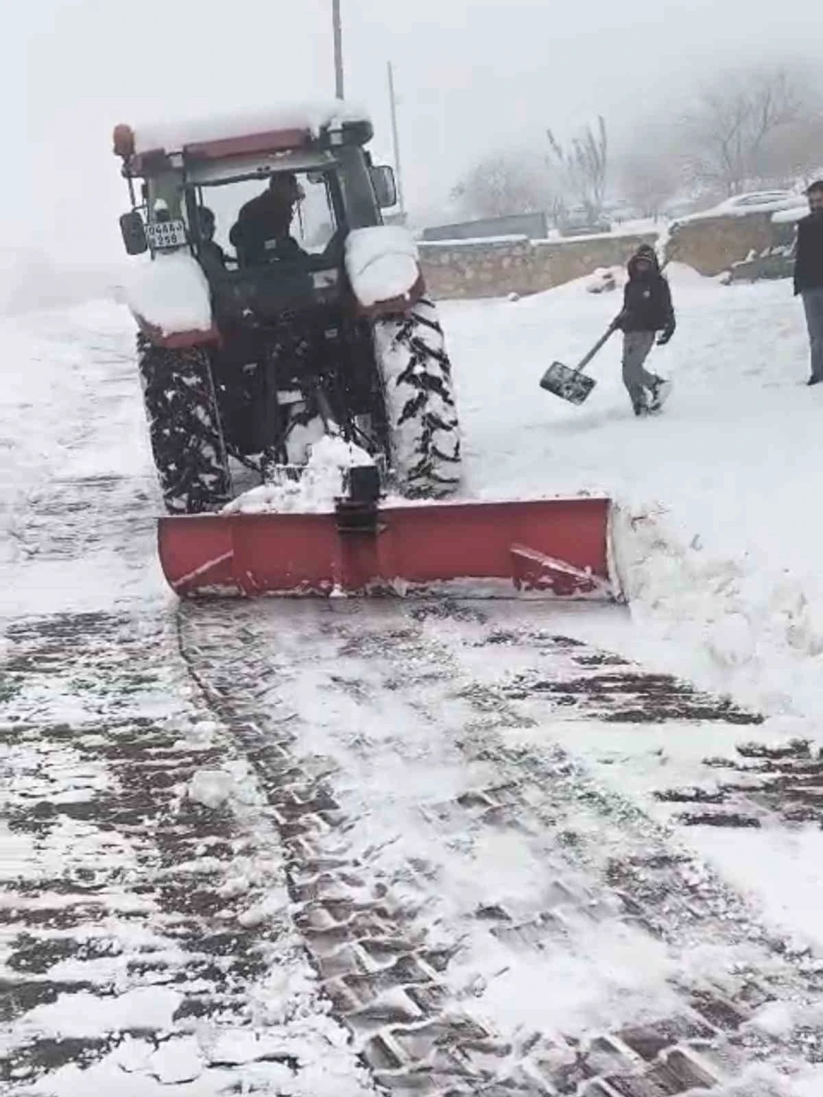 Mazıdağı&rsquo;nda trakt&ouml;rlerin arkasına bağlanan aparatlarla kar temizleme &ccedil;alışması yaptılar

