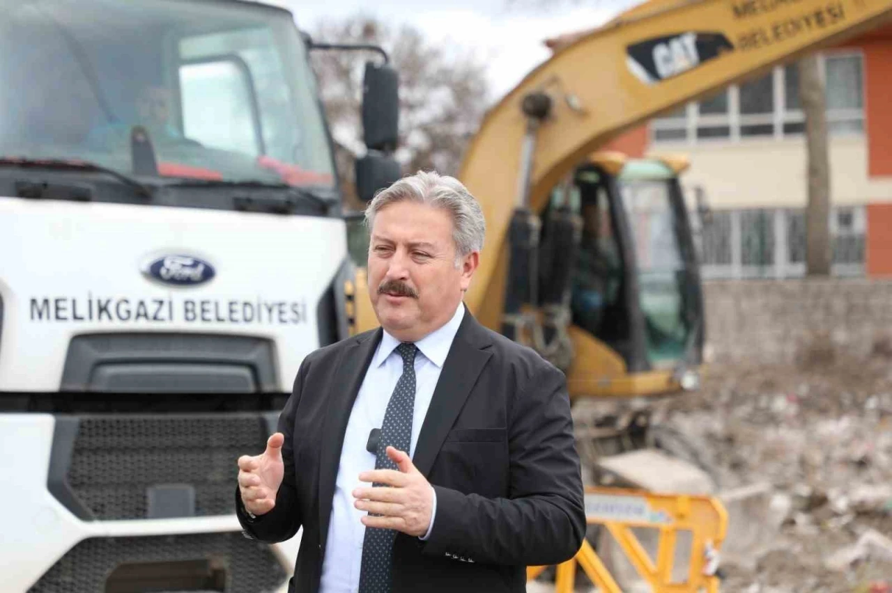 Melikgazi Belediyesi il&ccedil;edeki metruk yapıların yıkımına devam ediyor
