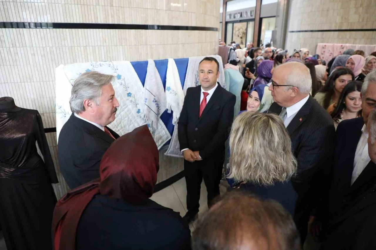 Melikgazi’de el emeği, göz nuru eserler görücüye çıktı
