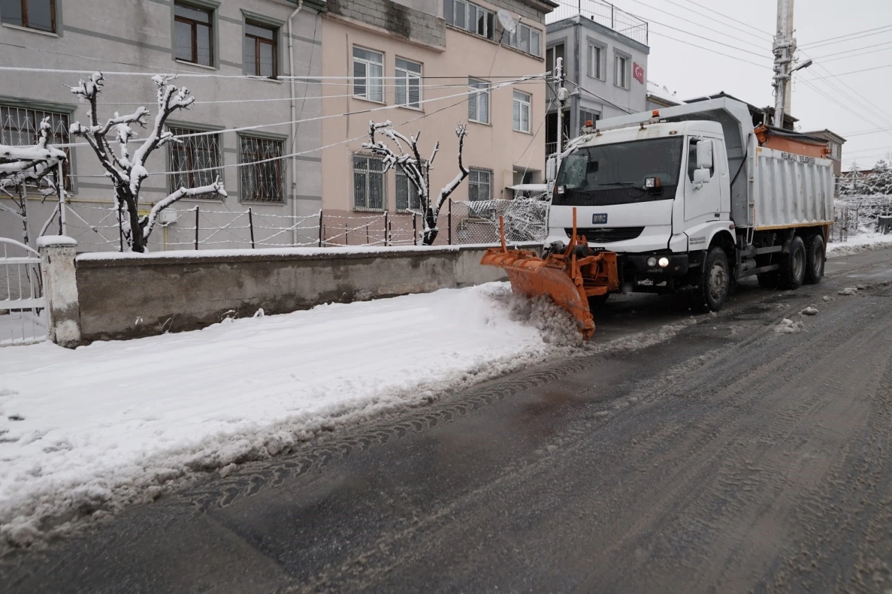 Melikgazi&rsquo;de karla m&uuml;cadele &ccedil;alışmaları kesintisiz devam ediyor
