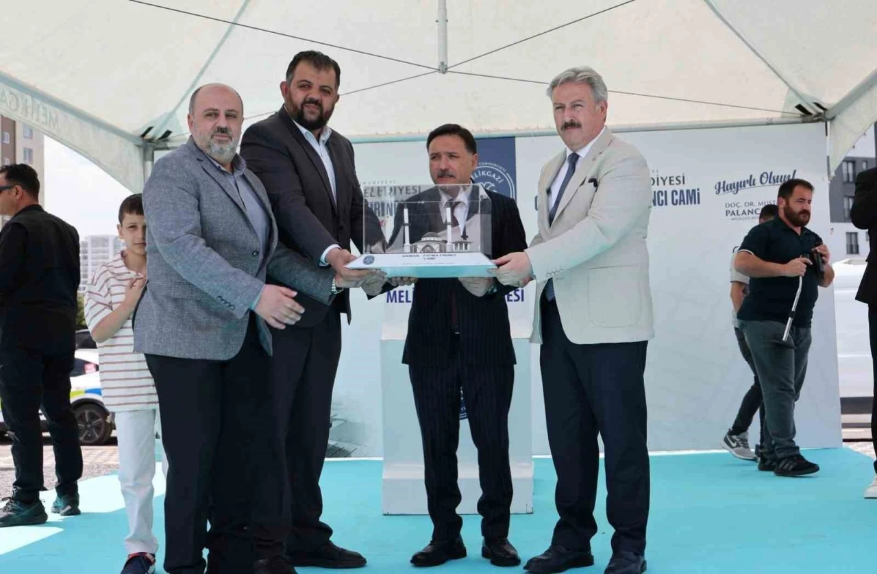 Melikgazi&rsquo;de Osman-Fatma Fırıncı Cami ibadete a&ccedil;ıldı
