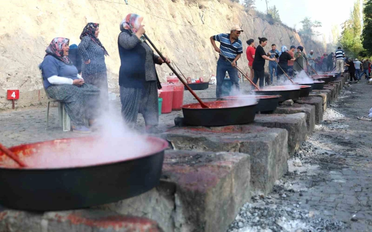 Melikgazi’de salçalar kaynamaya başlıyor
