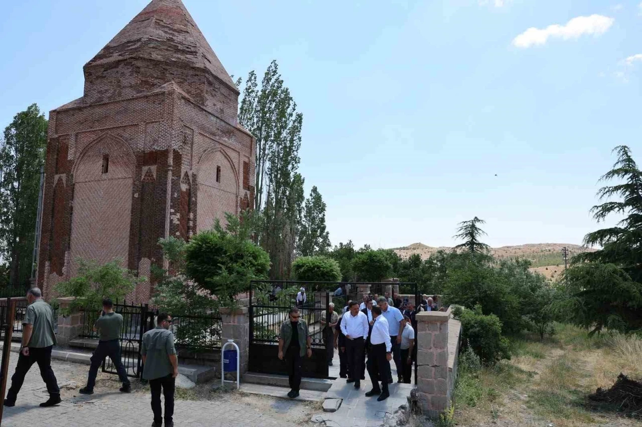 Melikgazi T&uuml;rbesi Restorasyon ve Peyzaj Projesi i&ccedil;in yerinde inceleme
