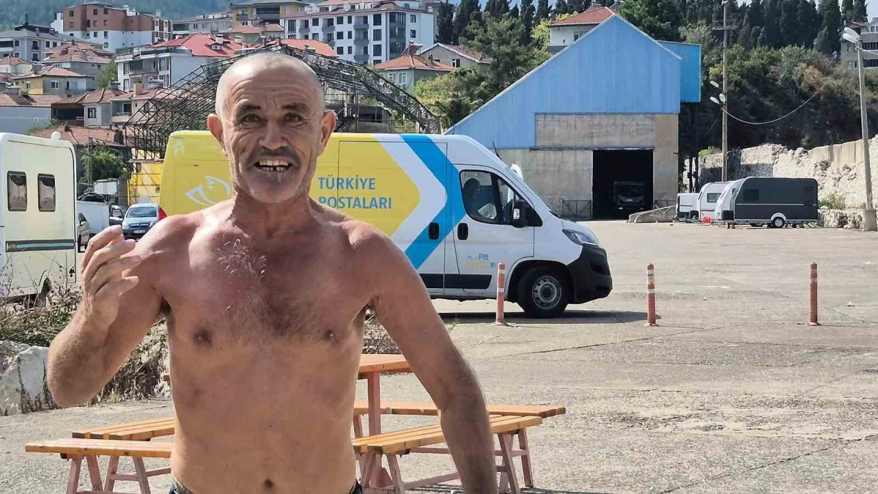Mendirekte delice koşan adam dikkat çekti
