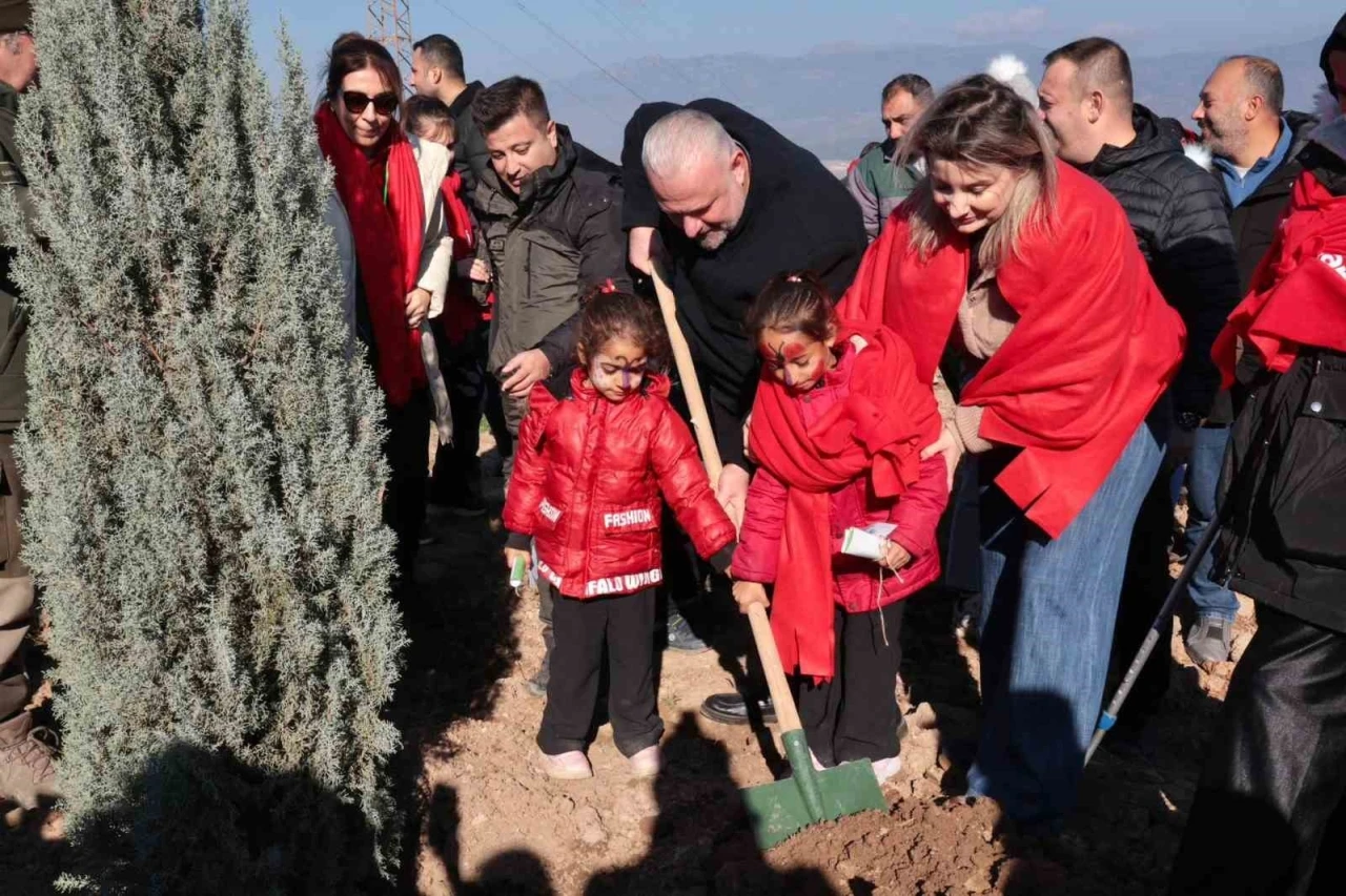 Menemen Belediyesi, &rsquo;yeni doğan bebekler&rsquo; i&ccedil;in binlerce fidan dikti
