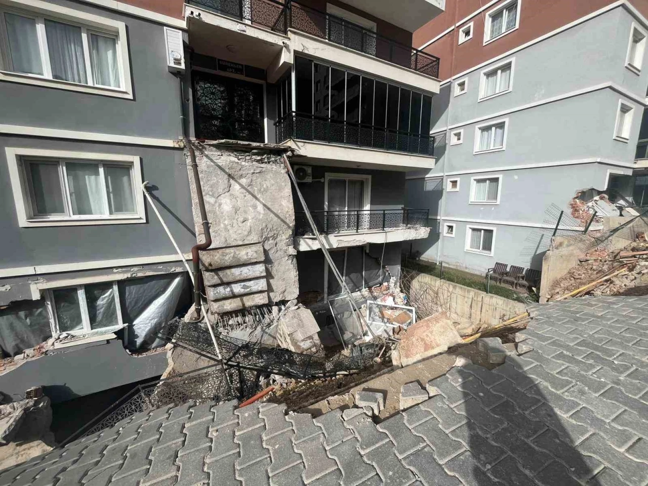 Menemen&rsquo;de istinat duvarı &ccedil;&ouml;ken b&ouml;lgede &ccedil;alışmalar ikinci g&uuml;n&uuml;nde
