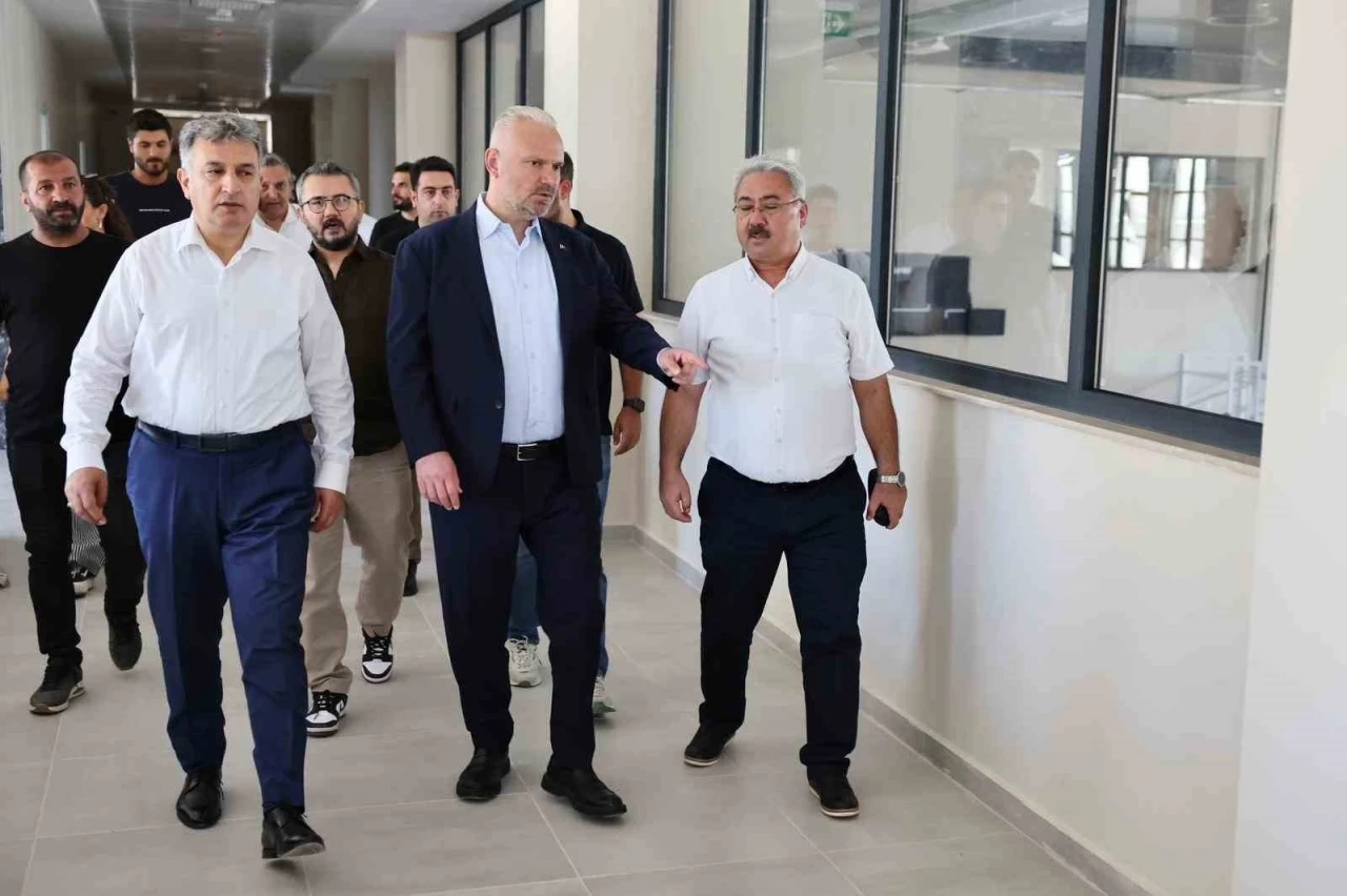 Menemen&rsquo;de yapımı s&uuml;ren yeni gen&ccedil;lik merkezinde inceleme
