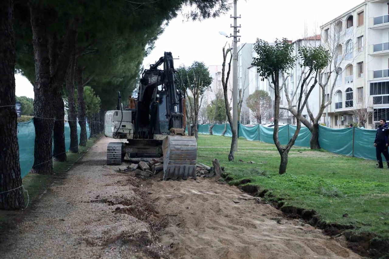 Menteşe Atat&uuml;rk Bulvarında y&uuml;r&uuml;y&uuml;ş ve bisiklet yolları yenileniyor
