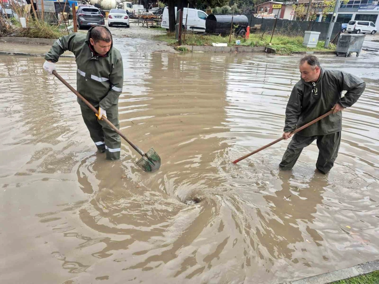 Menteşe Belediye ekipleri su baskınlarına müdahale ediyor

