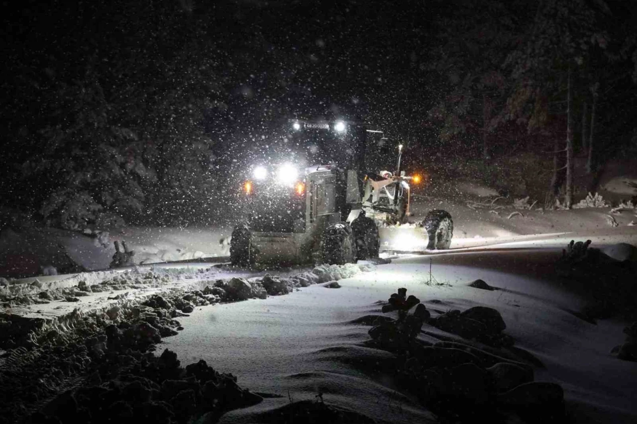 MENTEŞE BELEDİYESİ EKİPLERİ GECE BOYUNCA KAR İLE M&Uuml;CADELE ETTİ