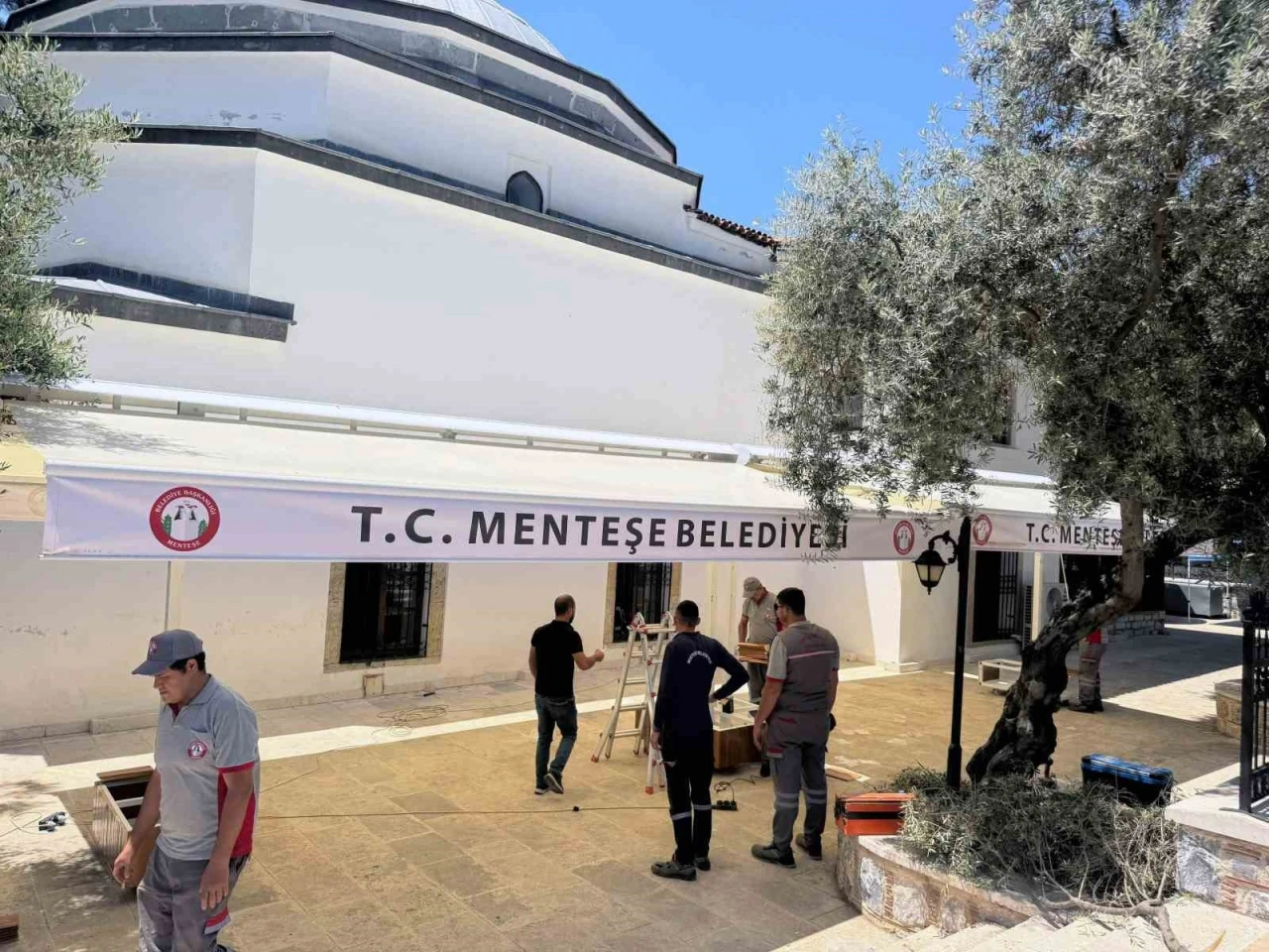 Menteşe Belediyesi’nden Kurşunlu Camii’ne gölgelik tente
