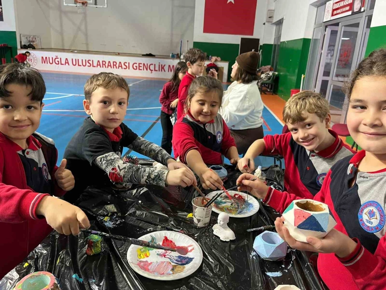 Menteşe&rsquo;de &ccedil;ocuklar geleneksel oyunlarla geleceğe hazırlanıyor
