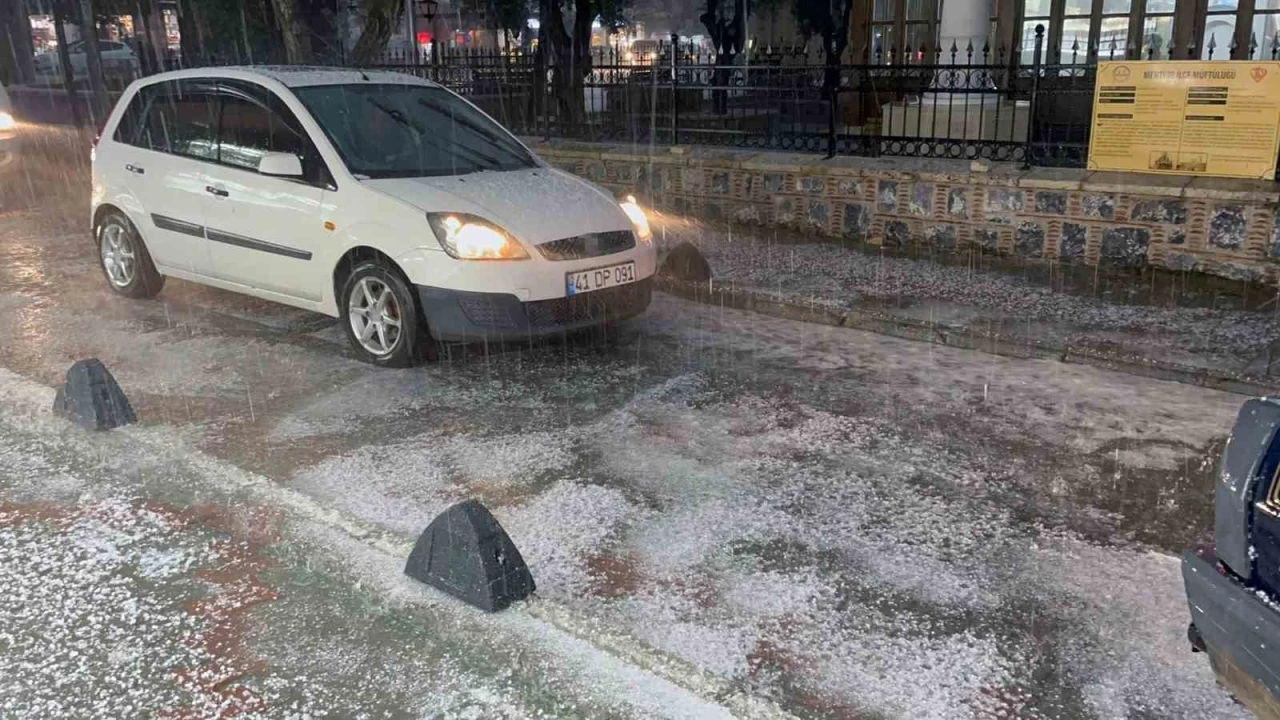 Menteşe&rsquo;de dolu ve sağanak
