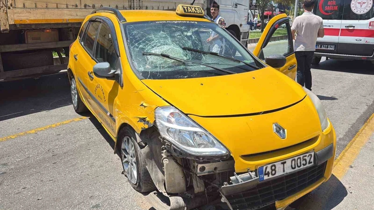 Menteşe&rsquo;de park halindeki ara&ccedil;lara &ccedil;arpan taksinin s&uuml;r&uuml;c&uuml;s&uuml; yaralandı
