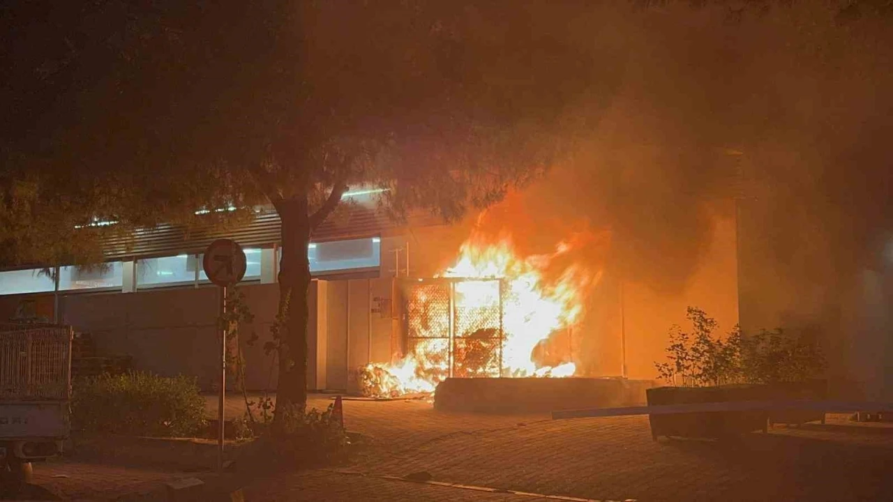 Menteşe’de yangın paniği: Çöp kutusu alev aldı
