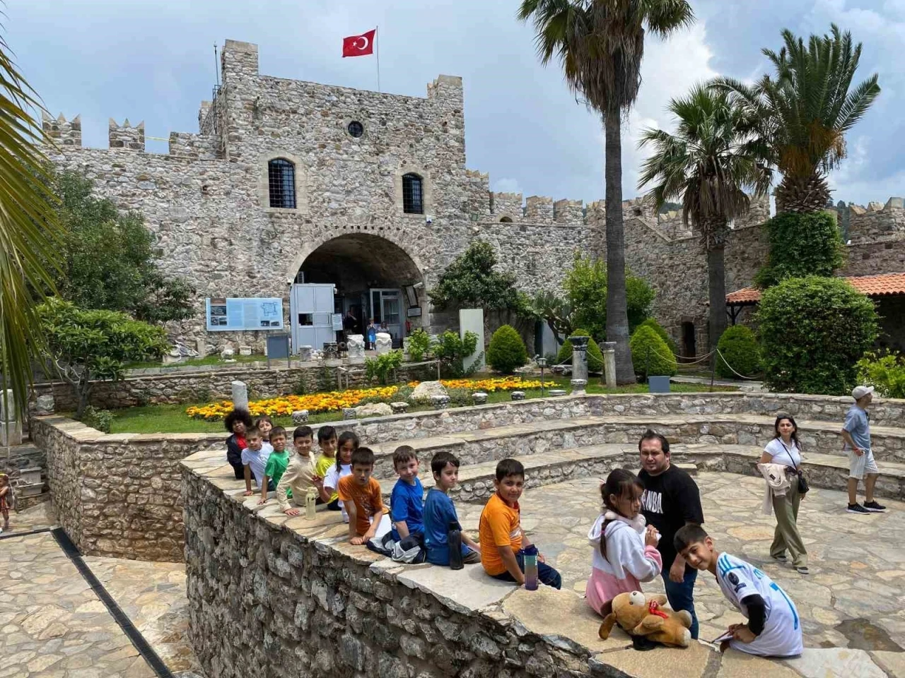 Menteşeli çocuklar tarihi resmetti
