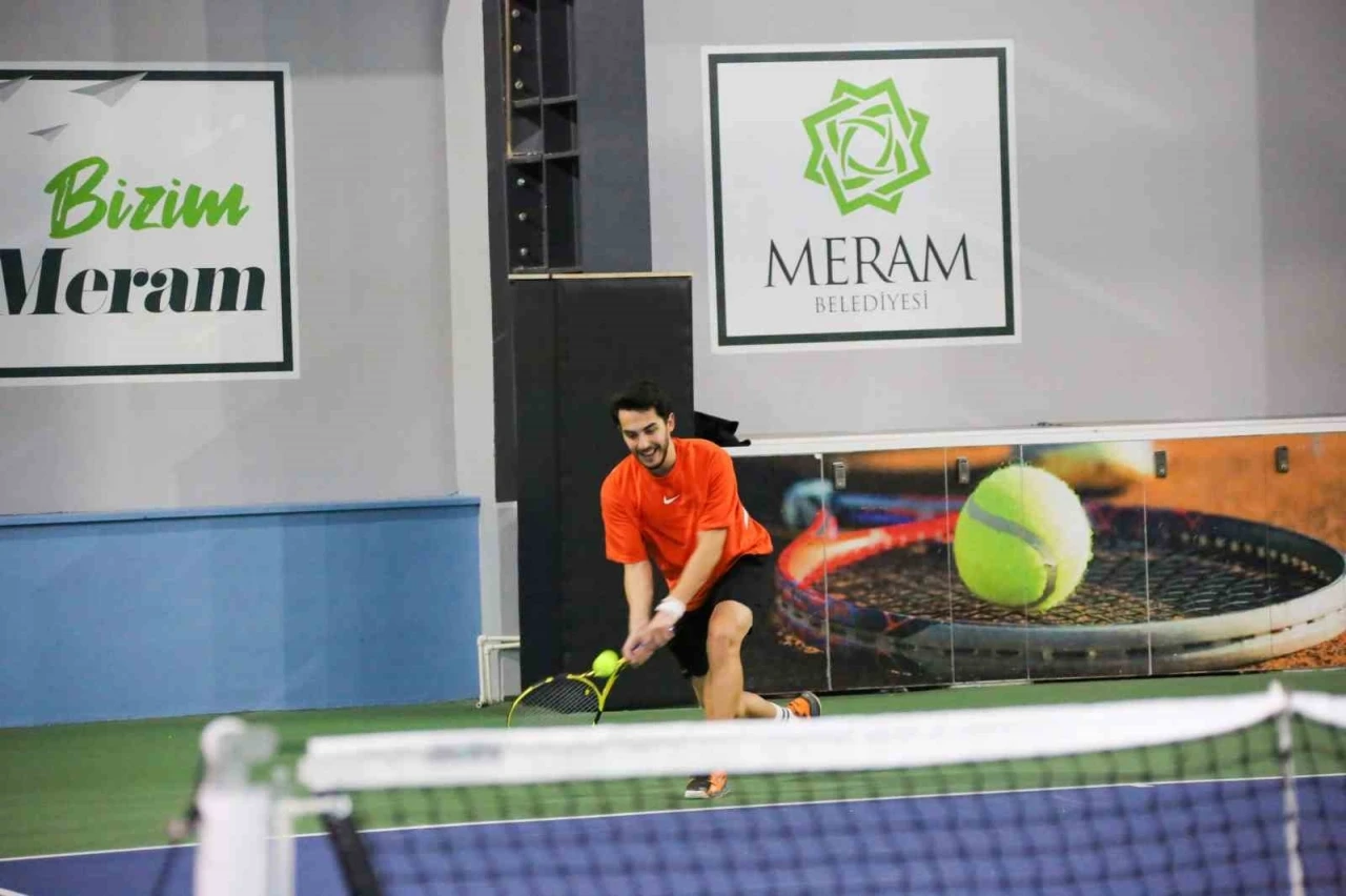 Meram&rsquo;da aileler kortta buluşuyor
