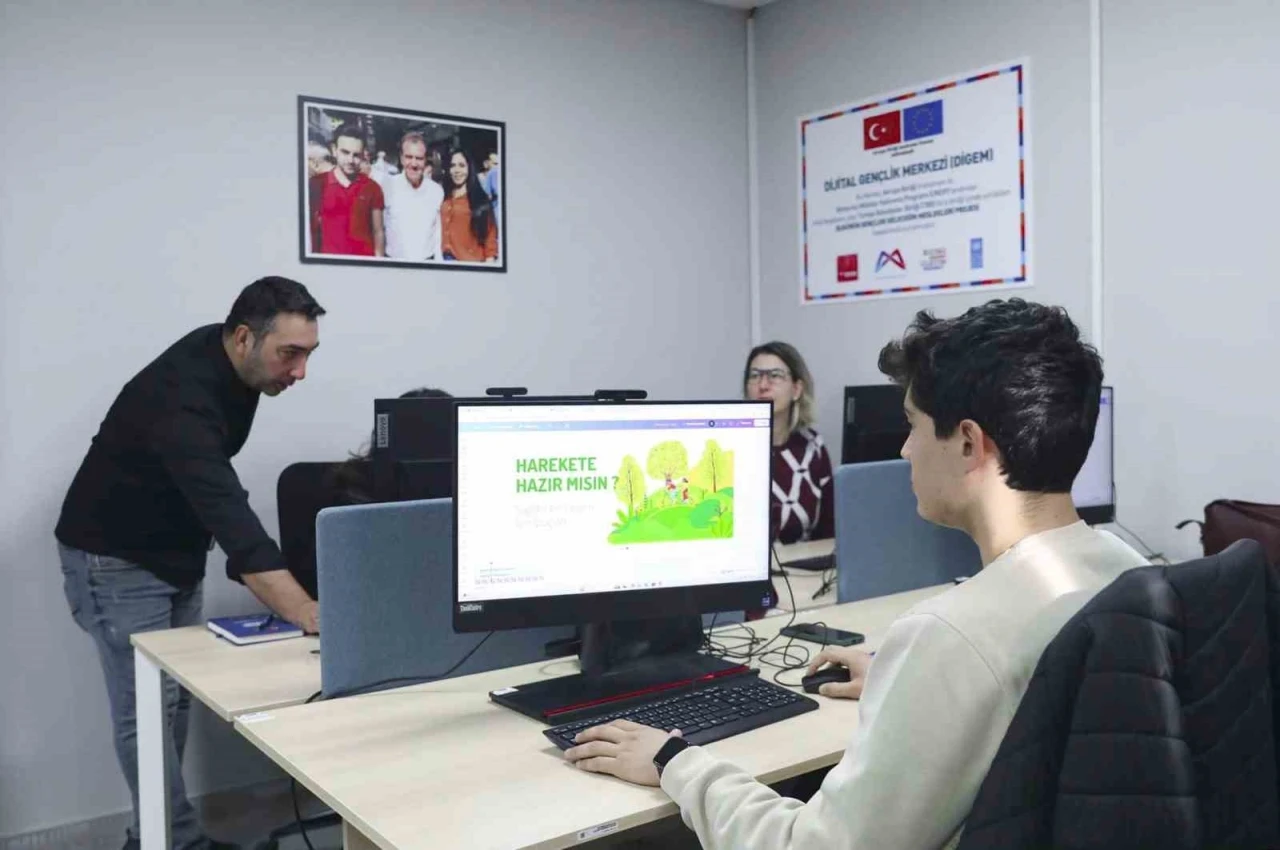 MERCEK&rsquo;te dijital tasarım ve Canva kursuna yoğun ilgi
