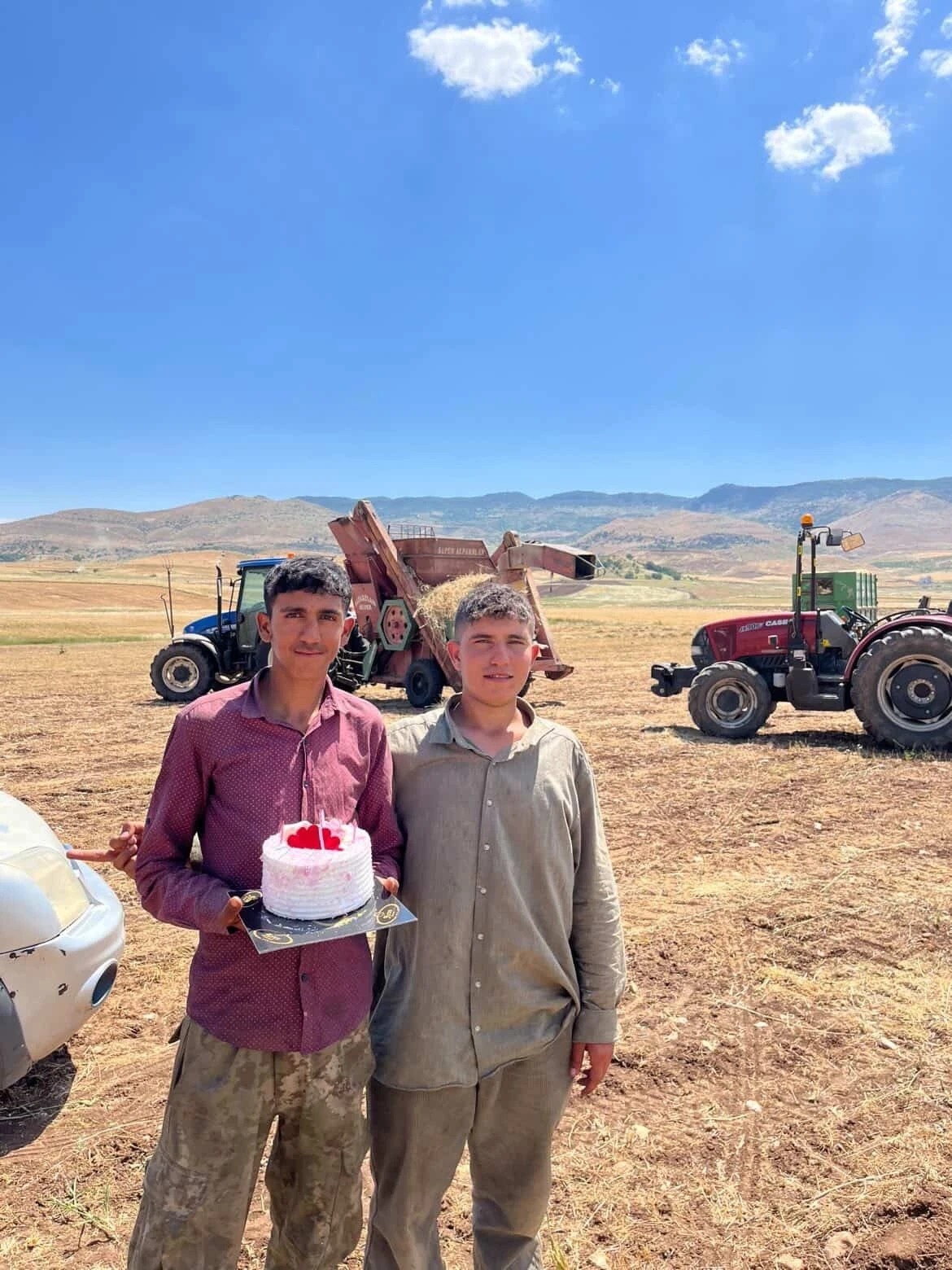 Mercimek tarlasında kavurucu sıcak altında doğum g&uuml;n&uuml; s&uuml;rprizi

