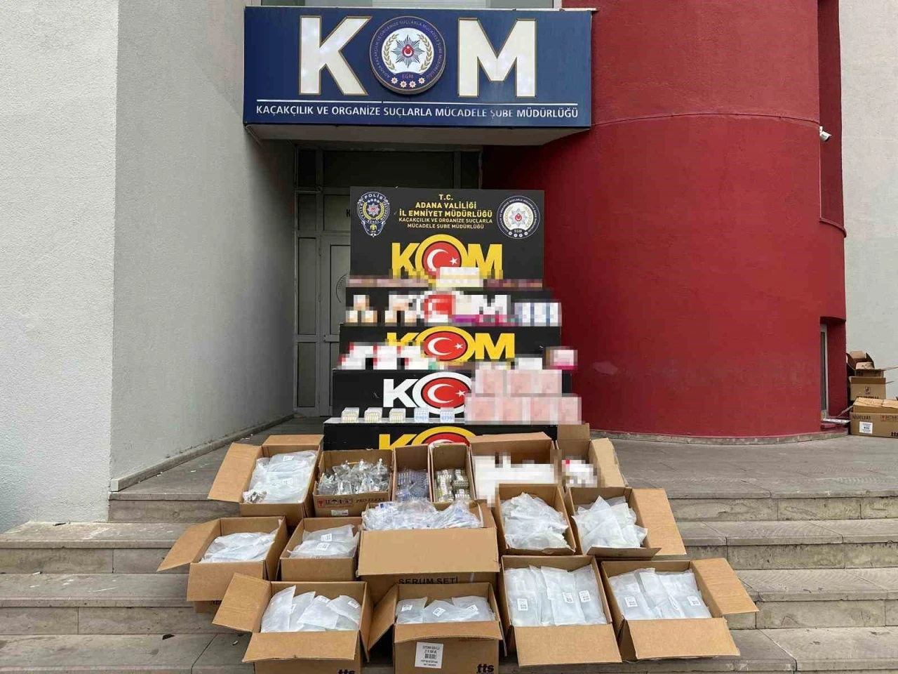 Merdiven altı muayenelerden 4 bin 655 ka&ccedil;ak ila&ccedil; ele ge&ccedil;irildi
