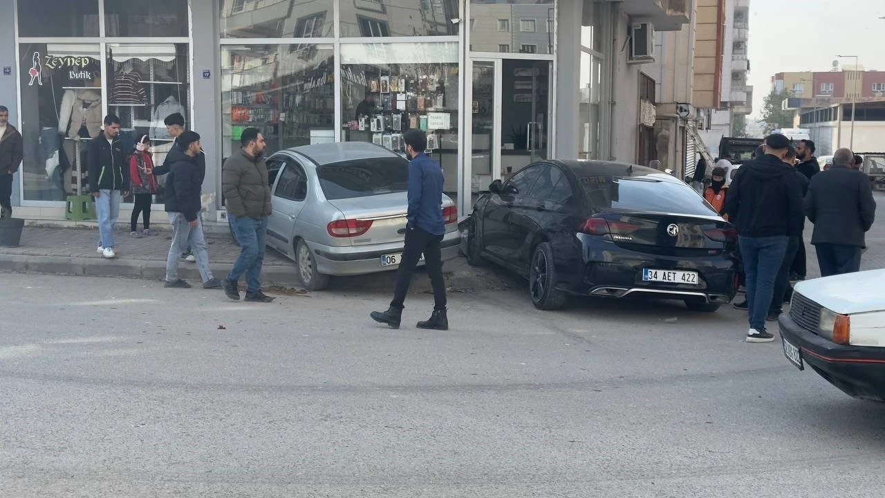 Merdiven basamakları otomobillerin işyerine dalmasını engelledi
