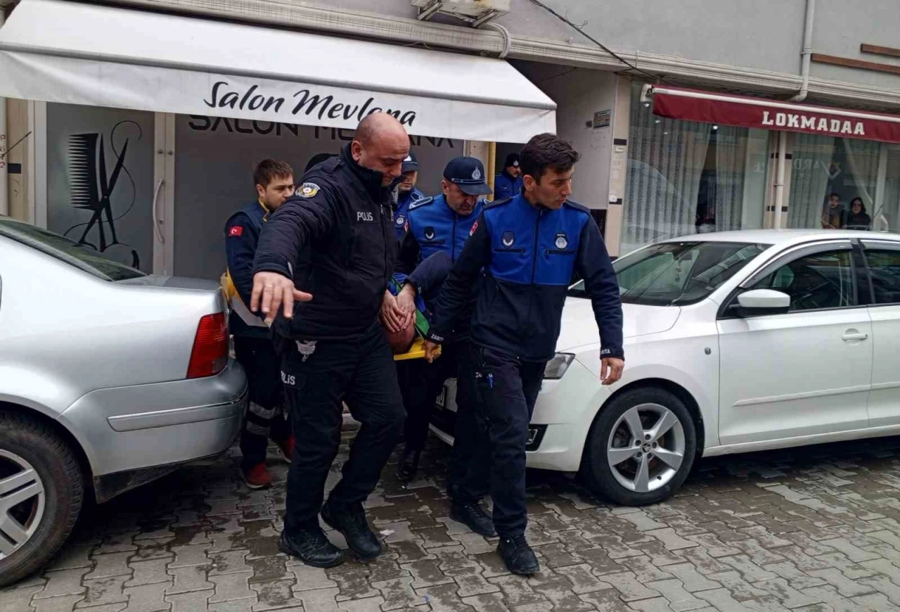 Merdivenden düşen zabıta memuru yaralandı