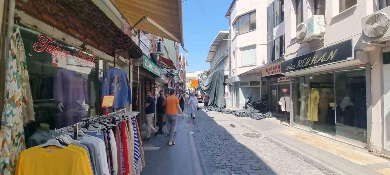 Merkezefendi Belediyesi kendi taktığı tenteyi kendisi söktü
