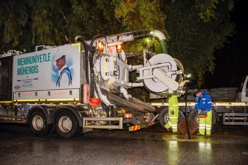 Mersin Büyükşehir Belediyesi ve MESKİ ekipleri gece boyunca görev yaptı

