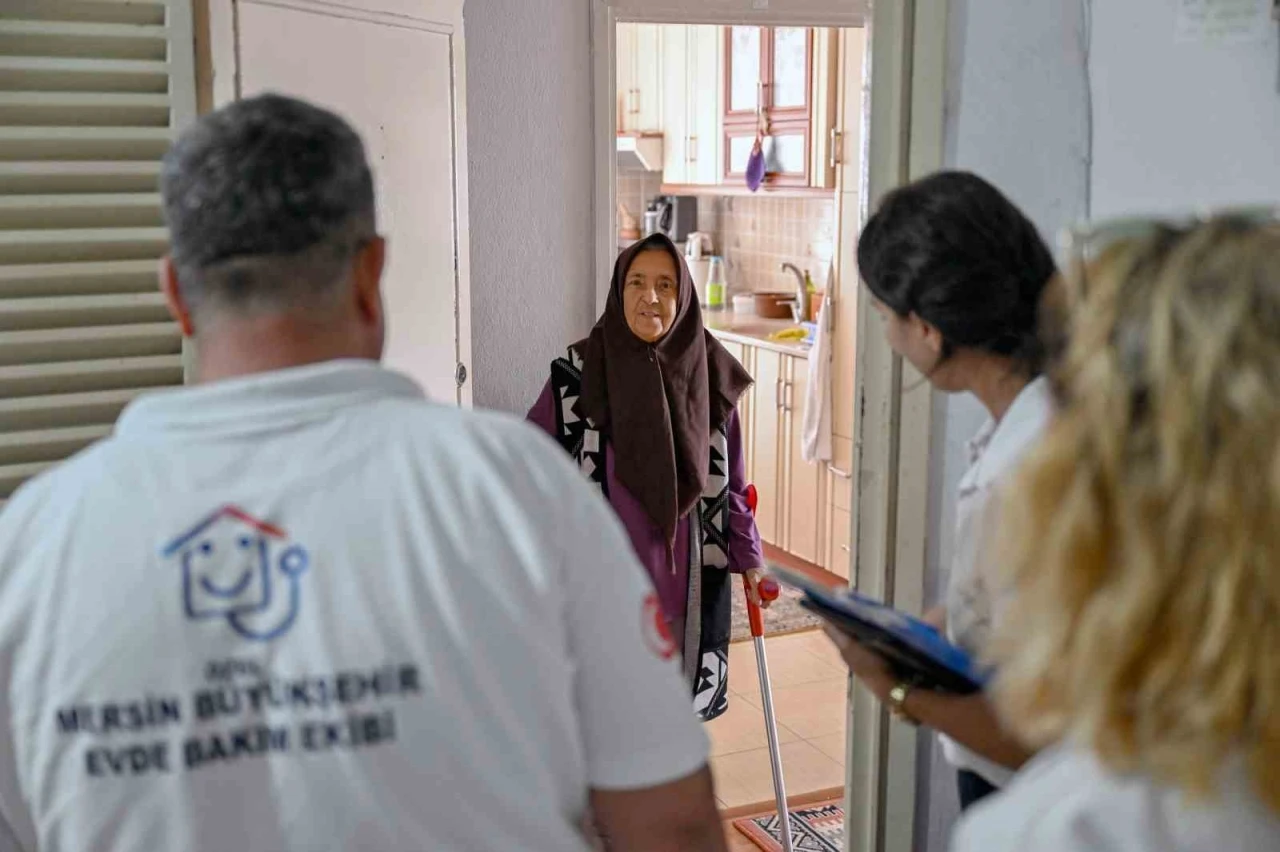Mersin Büyükşehir Belediyesi, yaşlı vatandaşlara ’evlat sevgisi’ ile destek oluyor
