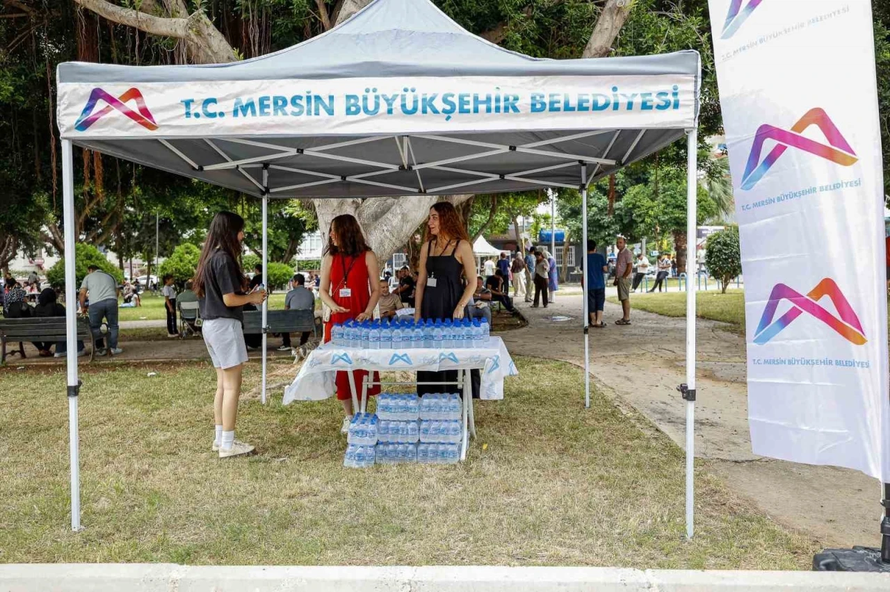 Mersin B&uuml;y&uuml;kşehir Belediyesinden LGS g&uuml;n&uuml; su ikramı
