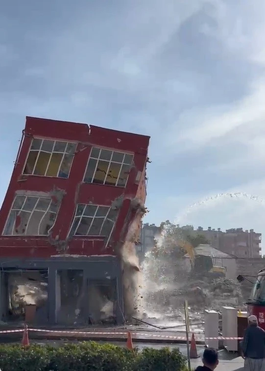 Mersin’de 2 katlı bina titreşimle yıkıldı
