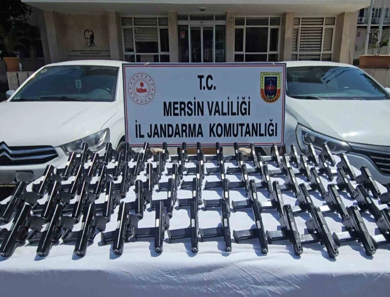 Mersin’de 2 otomobilde 70 tabanca ele geçirildi: 2 tutuklama
