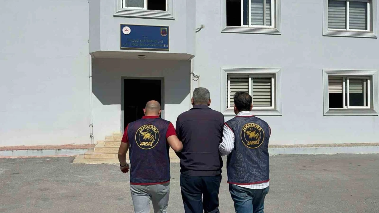 Mersin’de 28 yıl 9 ay ceza alan sahte kamu görevlisi yakalandı
