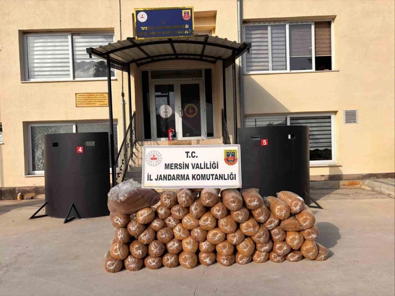 Mersin&rsquo;de 335 kilo ka&ccedil;ak t&uuml;t&uuml;n ele ge&ccedil;irildi
