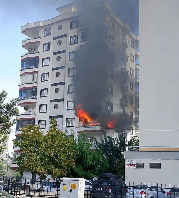 Mersin’de 9 katlı binada yangın: Alevler daireyi sardı
