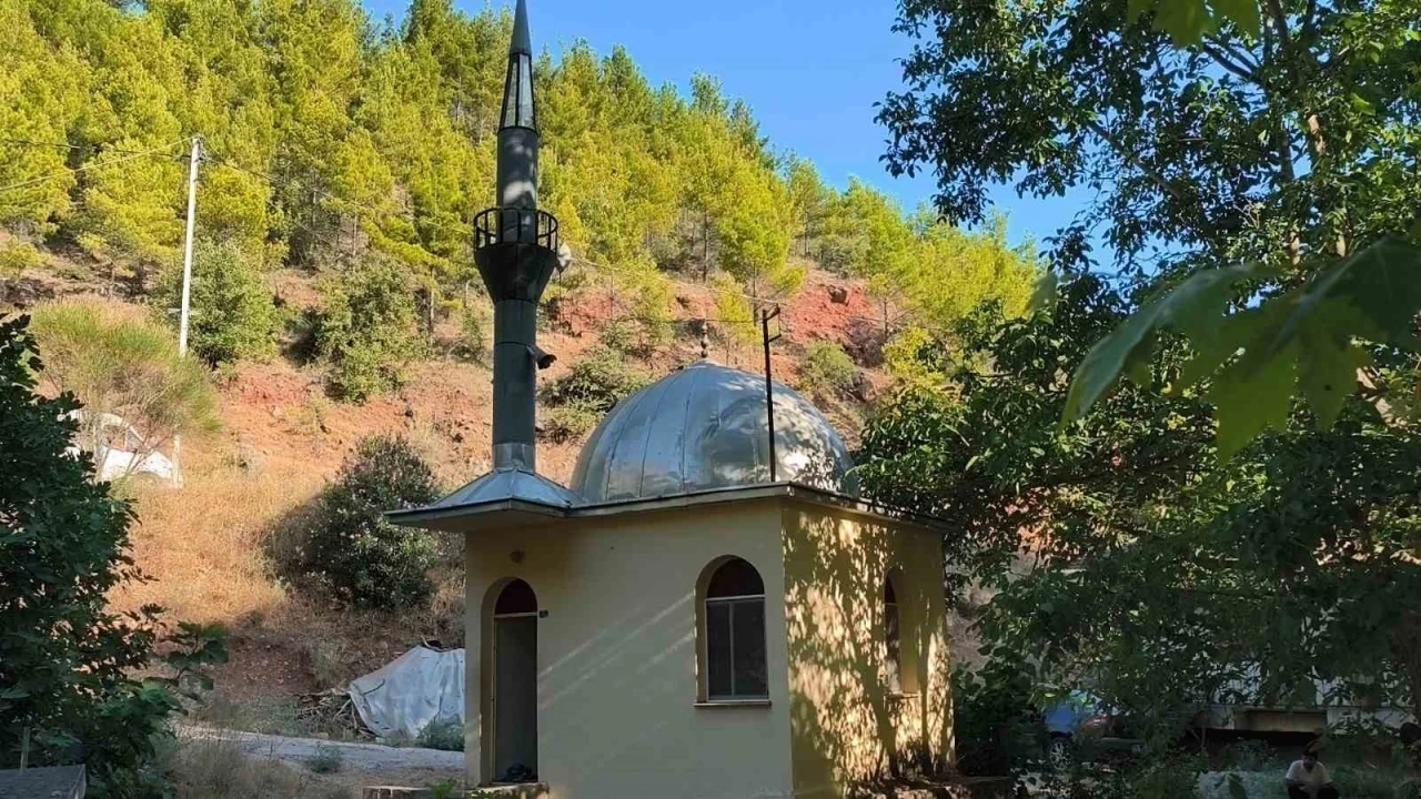 Mersin&rsquo;de 9 metrekarelik cami dikkat &ccedil;ekiyor

