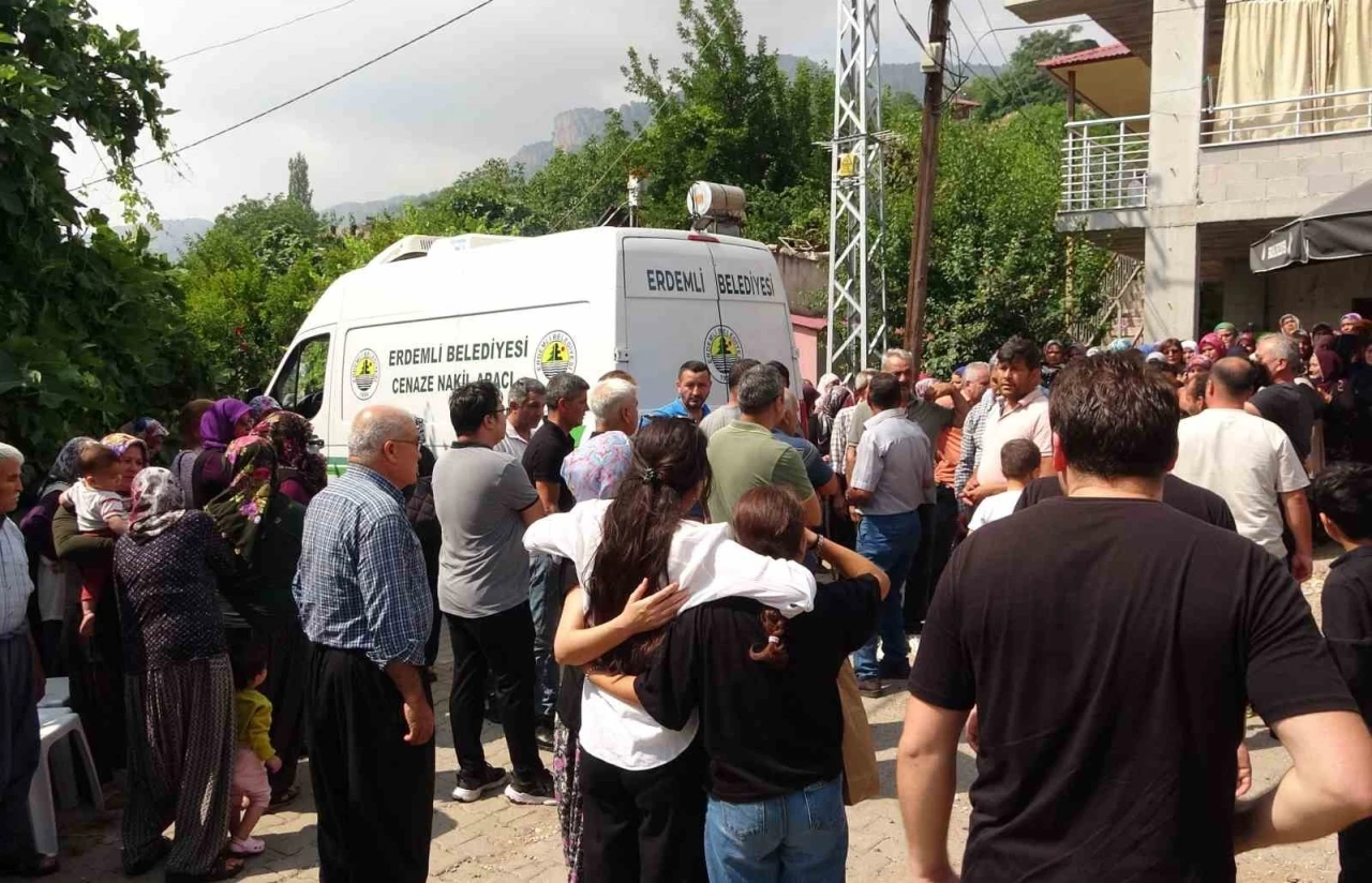 Mersin&rsquo;de acı olay: Doğum g&uuml;n&uuml;nde hayatını kaybetti, nikah g&uuml;n&uuml; defnedildi
