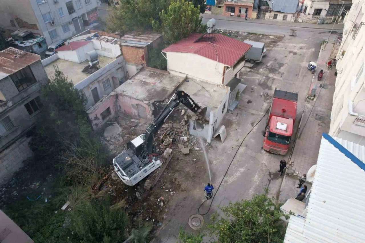 Mersin&rsquo;de ağır hasarlı bina kontroll&uuml; şekilde yıkıldı
