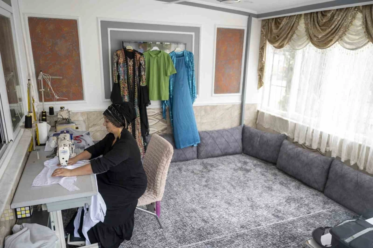 Mersin&rsquo;de aldığı eğitimle evinden &uuml;retip kazanmaya başladı
