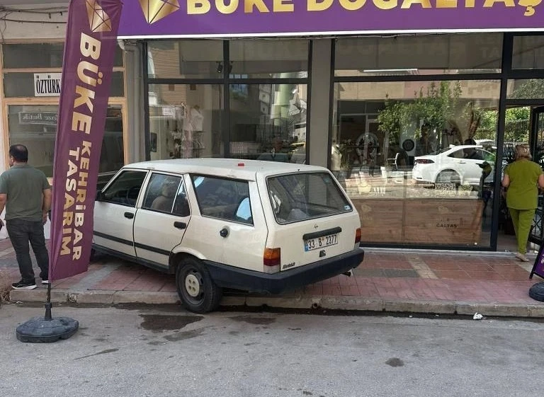 Mersin’de araçlar iş yerlerine daldı
