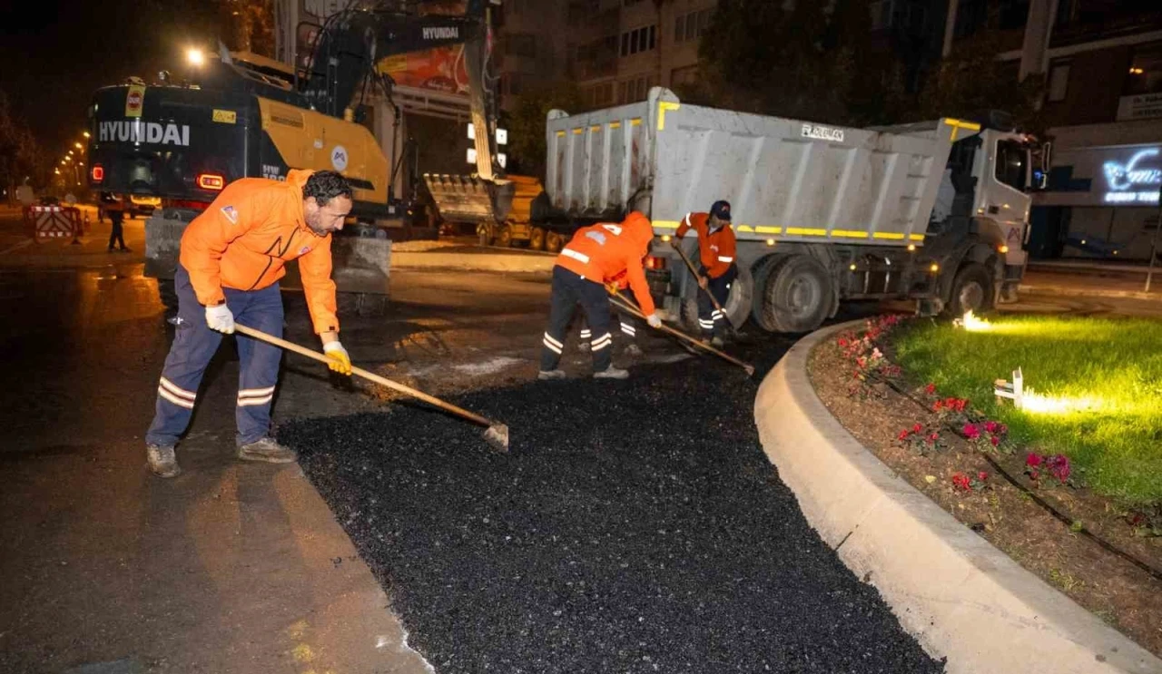 Mersin&rsquo;de asfalt mesaisi geceye taşındı
