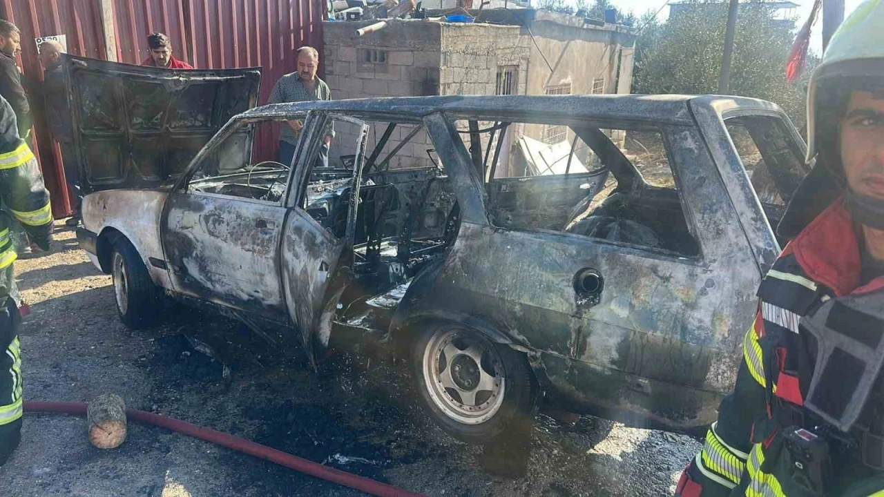 Mersin&rsquo;de bakım yapılan ara&ccedil; alev alarak yandı
