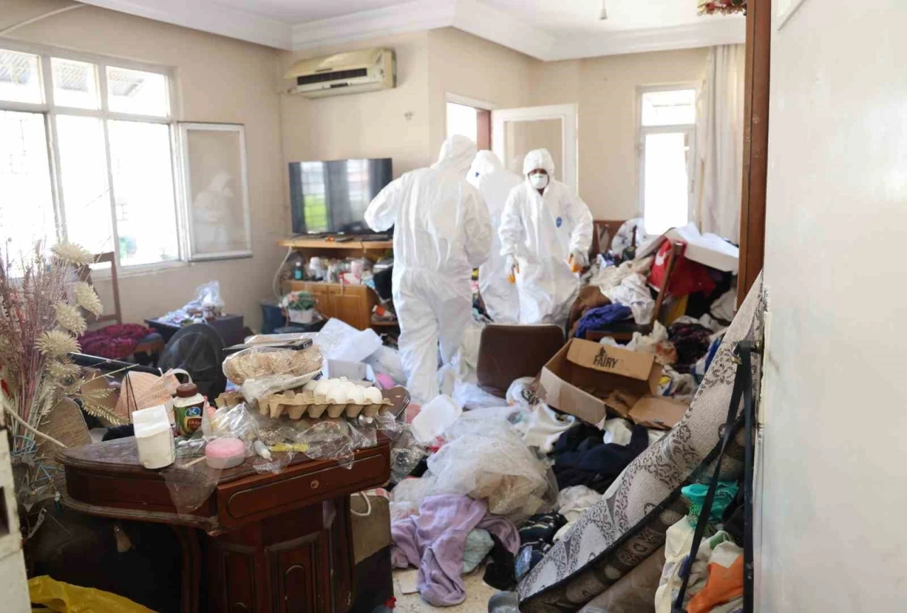 Mersin’de çöp ev üçüncü kez temizlendi, 6 ton çöp çıktı
